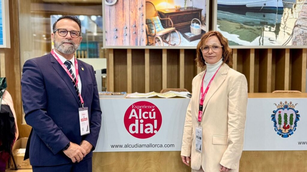 Juan Mateu Gual y la alcaldesa de Alcúdia, Fina Linares, en Fitur 2025.