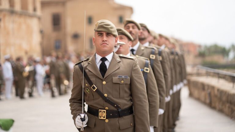 Escuadra de gastadores desfila frente a la Almudaina en la Pascua Militar.