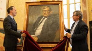 Vicen&ccedil; Thom&agrave;s y Gabriel Le Senne descubren el cuadro del expresidente.