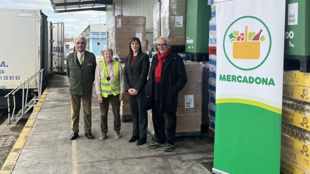 Imagen de la donación, junto a los responsables del Banco de Alimentos y Mercadona.