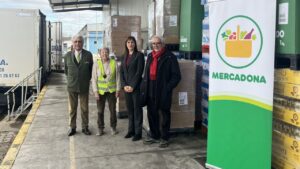 Imagen de la donaci&oacute;n, junto a los responsables del Banco de Alimentos y Mercadona.