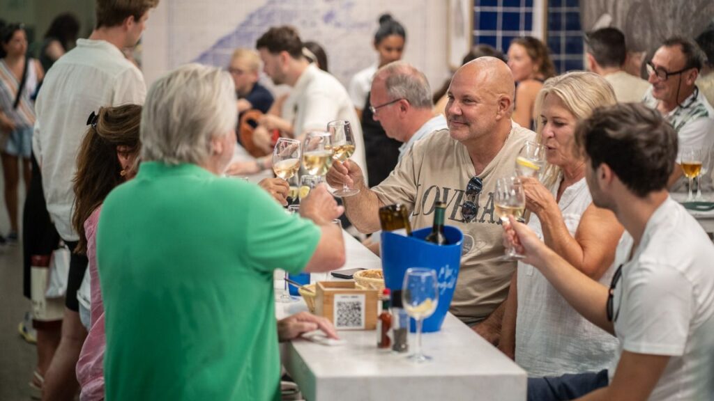 www.mallorcadiario.com fotos 1 486436 turistas maletas calor mercado trabajadores 153
