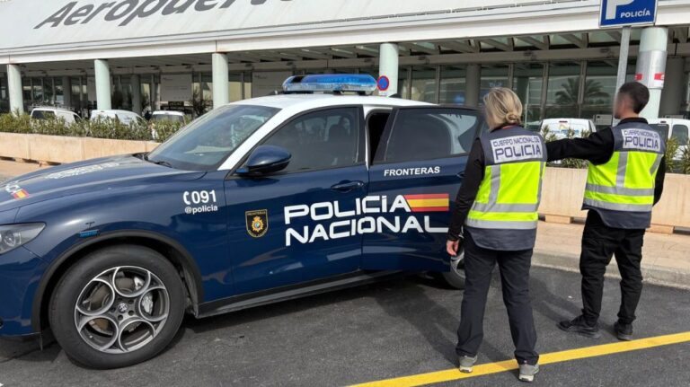 Agentes de Policía Nacional en el aeropuerto de Palma.