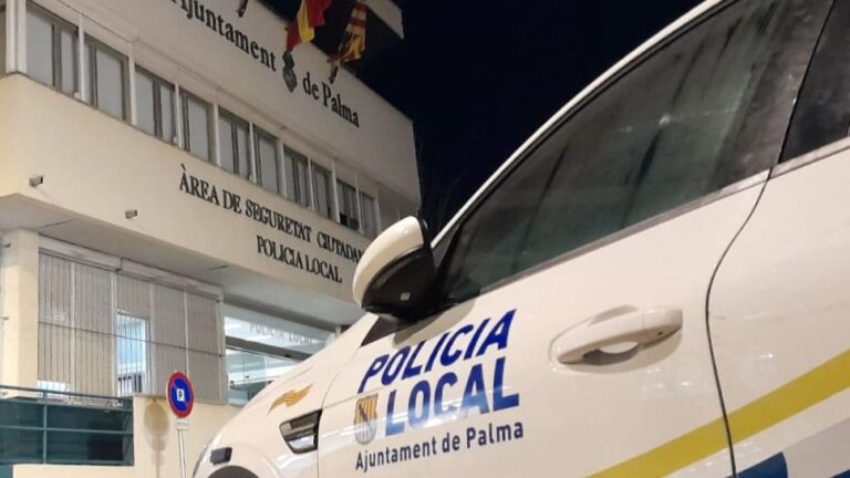 www.mallorcadiario.com fotos 1 486471 pl fachada cuartel pl palma y coche de noche