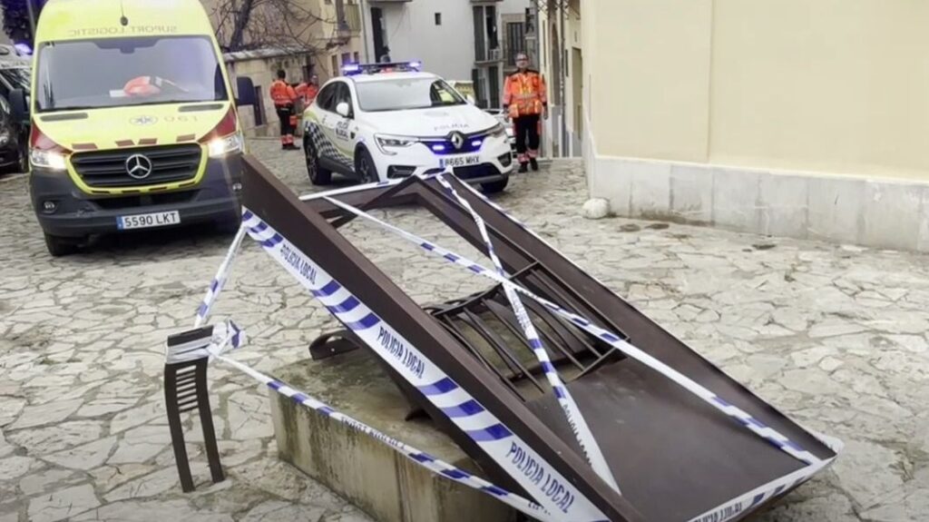 La escultura, precintada por la Policía Local tras el accidente.