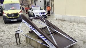 La escultura, precintada por la Polic&iacute;a Local tras el accidente.