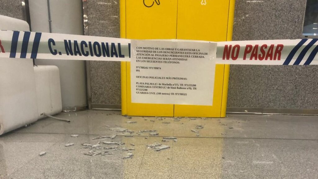 Precinto de la Policía Nacional que corta el paso hacia la oficina de atención ciudadana.