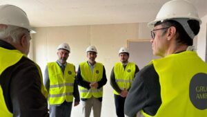 El conseller de Vivienda, Jos&eacute; Luis Mateo, en la visita a las dos nuevas promociones en Manacor.