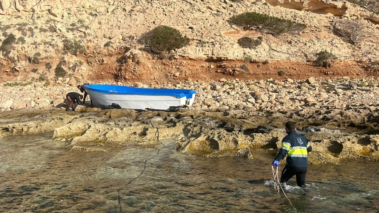 Interceptados 24 migrantes llegados en patera a Formentera de madrugada