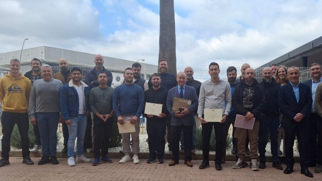 www.mallorcadiario.com fotos 1 486617 alumnos de la sexta edicion del curso de mantenimiento avanzado de hotecma junto a representantes de asima biolinia y fehm