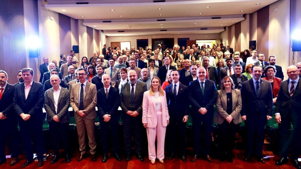 Foto de grupo de los asistentes a la presentación de los objetivos de la Mesa del Pacto por la Sostenibilidad.