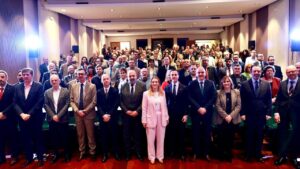 Foto de grupo de los asistentes a la presentaci&oacute;n de los objetivos de la Mesa del Pacto por la Sostenibilidad.