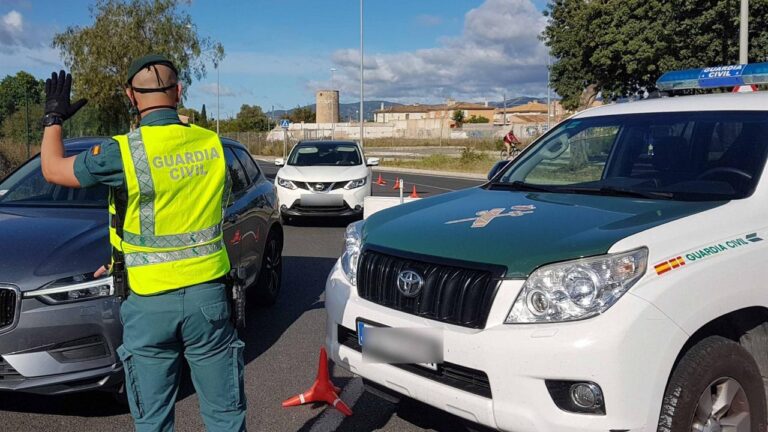 La Guardia Civil de tráfico durante un control.