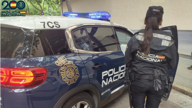 Brutal paliza en el Paseo Marítimo: cuatro jóvenes pegan, roban y tiran al mar a otro