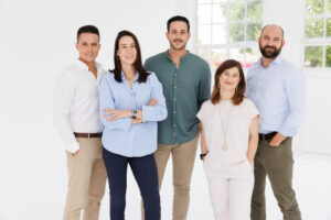 De izquierda a derecha: Luis Riu Rodr&iacute;guez; Naomi Riu Rodr&iacute;guez; Roberto Riu Rod&iacute;iguez; Lola Trian Riu y Joan Trian Riu