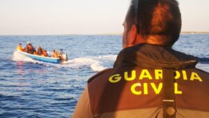 Guardia Civil y patera