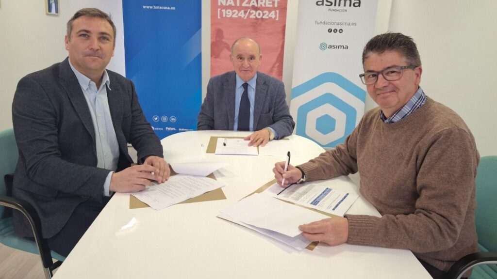 Pau Crespí, Francisco Martorell Esteban y Guillem Cladera, durante la firma del convenio.