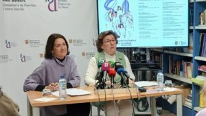 La directora del IbDona, Catalina Salom, y la consellera de Familias, Catalina Cirer.