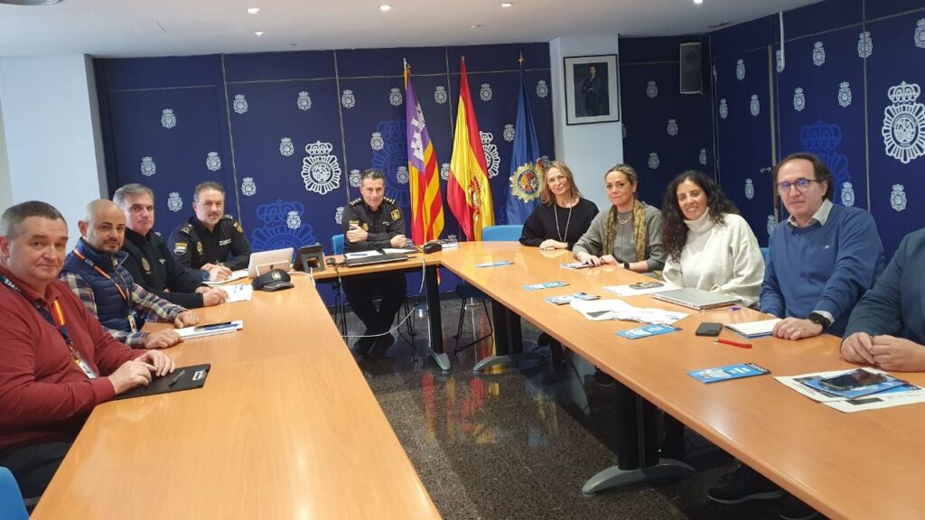 Imagen de la reunión mantenida entre patronales y Policía Nacional.