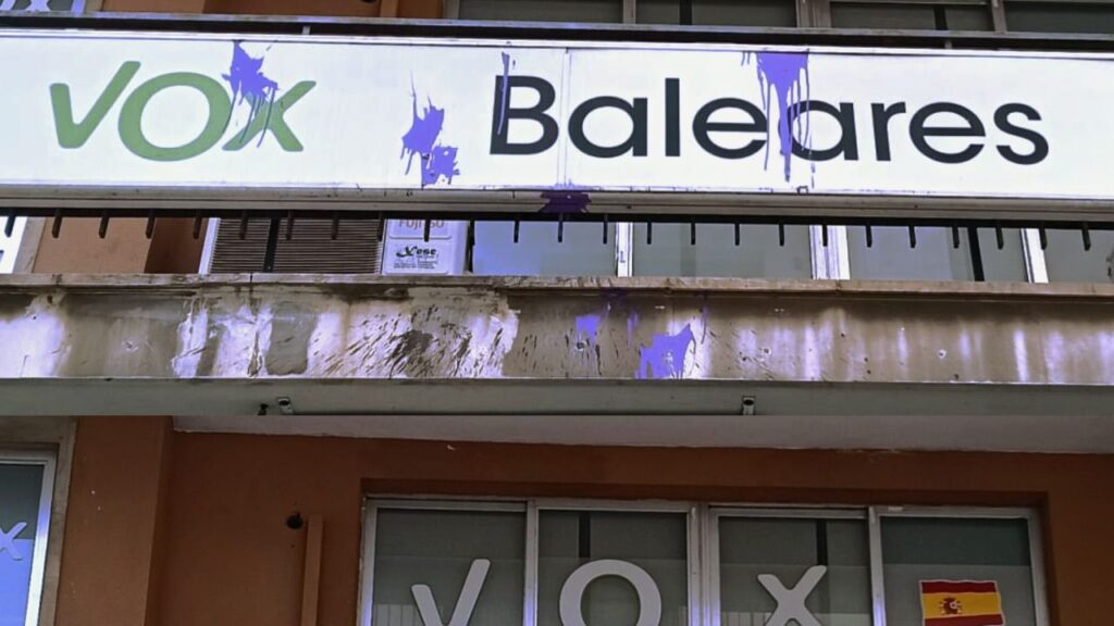 Así ha quedado la sede de Vox en Palma tras el acto vandálico.