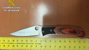 Navaja intervenida tras el suceso en Petra.