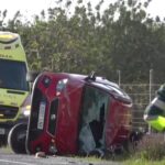 El coche pero parado tras el accidente, volcado.