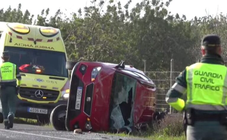 El coche pero parado tras el accidente, volcado.