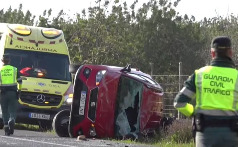 El coche pero parado tras el accidente, volcado.