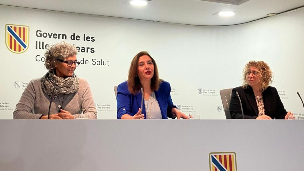 La consellera de Salud, Manuela García (c), en la rueda de prensa de este miércoles. - EUROPA PRESS