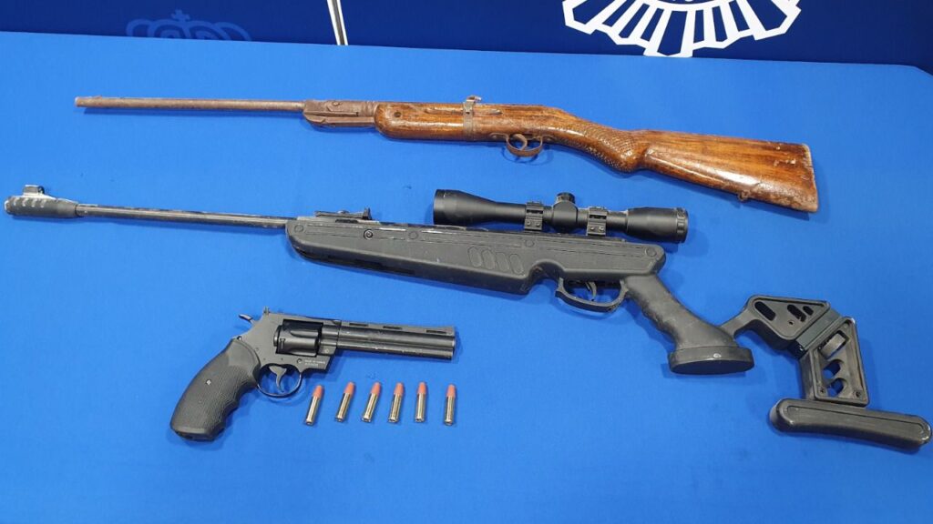 Estas son las armas con las que el detenido amenazaba a su trabajador.