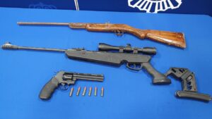 Estas son las armas con las que el detenido amenazaba a su trabajador.