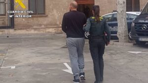 Una agente de la Guardia Civil con uno de los detenidos por los robos en Algaida. - GUARDIA CIVIL