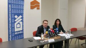 El presidente de la Asociaci&oacute;n de Promotores Inmobiliarios de Baleares (PROINBA), Oscar Carreras; y la vicepresidenta de Comunicaci&oacute;n, Alejandra Marqu&eacute;s durante una rueda de prensa de la asociaci&oacute;n