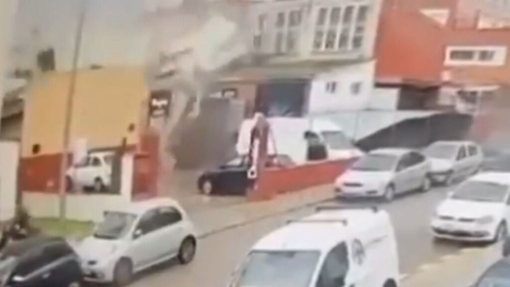 Fotograma del momento en el que el cap de fibló destroza un techo.