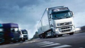 Los camioneros cobrar&aacute;n las horas que pasen en ferry: la FEBT alerta de riesgo de desabastecimiento