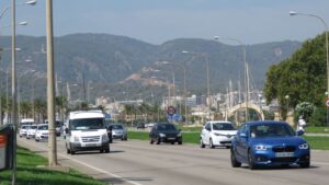 coches trafico cielo sol calor buen tiempo