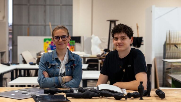 Óscar González y Martina Pinosa en el taller de las instalaciones de Bellas Artes-ADEMA.