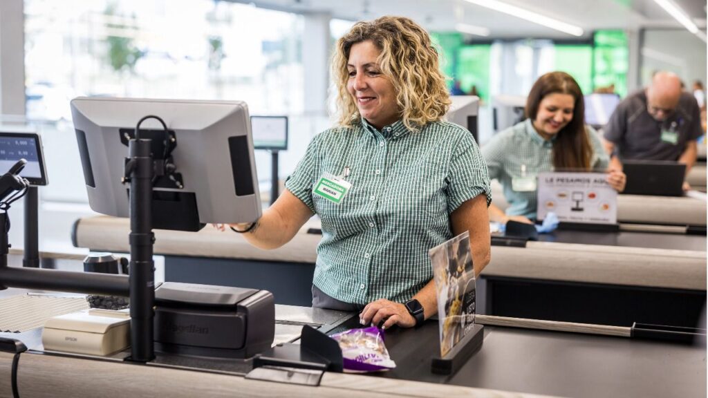 www.mallorcadiario.com fotos 1 487279 una trabajadora de mercadona en un supermercado de mallorca