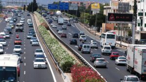 via cintura atascos coches