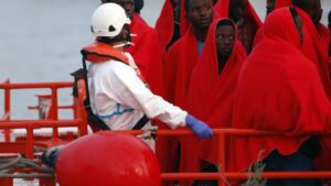 España traslada a los primeros 10 menores migrantes de Canarias a la Península