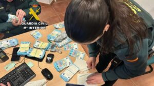 La Guardia Civil incauta los billetes falsos.