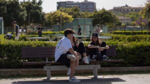 J&oacute;venes en el Parc de Ses Estacions, en Palma.