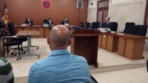 El condenado, durante el juicio.