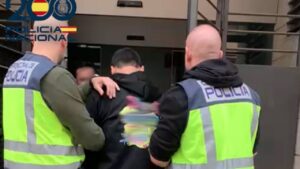 Agentes de la Polic&iacute;a Nacional trasladan a un detenido a sus dependencias por tratar de estrangular a otro haciendo un matale&oacute;n