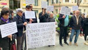 Pensionistas durante la protesta en Palma.