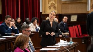 Marga Prohens durante una de sus comparecencias en el Parlament, hablando sobre plazas tur&iacute;sticas
