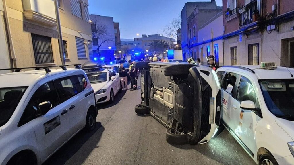 www.mallorcadiario.com fotos 1 487599 vehiculo volcado en palma policia local