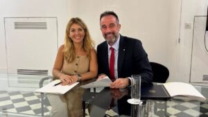 La alcaldesa de Andratx, Estefan&iacute;a Gonzalvo, y el conseller de Vivienda, Territorio y Movilidad, Jos&eacute; Luis Mateo, en una foto de archivo.