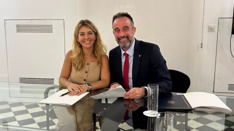 La alcaldesa de Andratx, Estefanía Gonzalvo, y el conseller de Vivienda, Territorio y Movilidad, José Luis Mateo, en una foto de archivo.