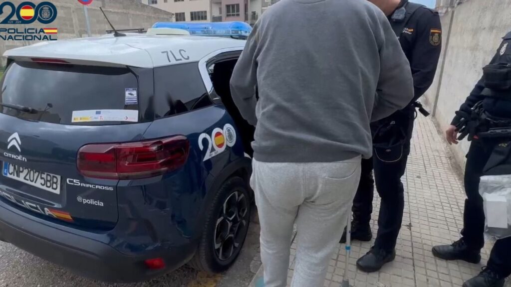El detenido, en la comisaría de Policía Nacional en Manacor.